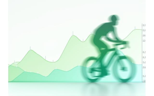 Gráfico de periodización de carbohidratos mostrando fases de entrenamiento con ingesta baja y alta de carbohidratos. Representación visual de un ciclista en entrenamiento.